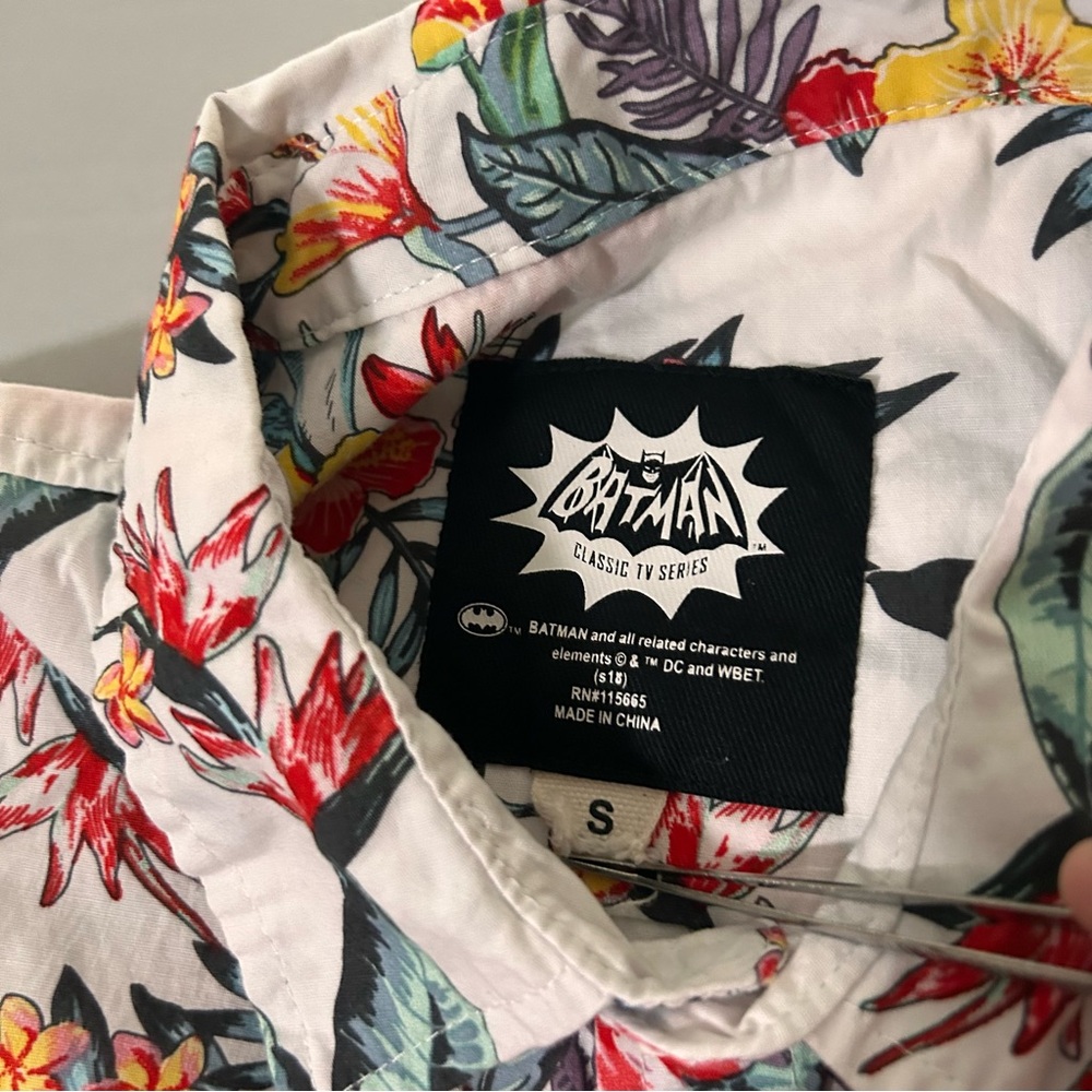 Batman Classic TV Series Hawaiian Shirt Mens Small Floral Short Sleeve Button Up - Picture 5 of 7